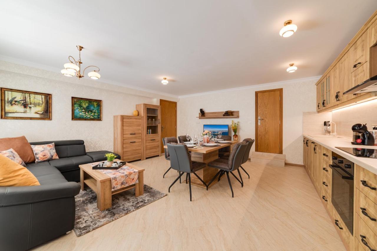 Deluxe And Central Garden Apartment Varna Exterior foto